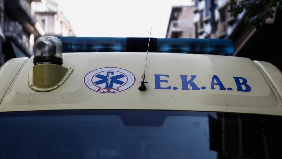 ΕΚΑΒ ασθενοφόρο